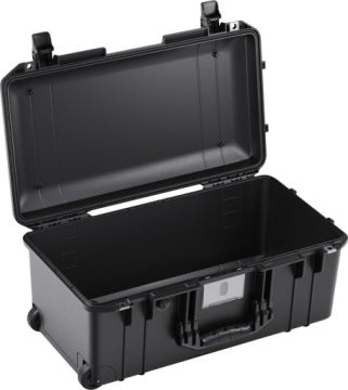 Peli 1556 Air Case na kółkach jako bagaż rejestrowany